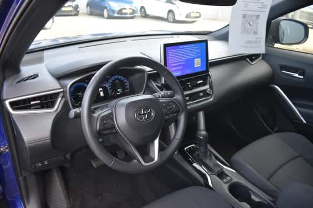 Toyota Corolla Cross (2023) thumbnail 2
