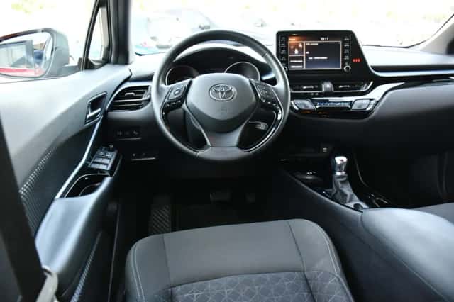 Toyota C-HR (2020) thumbnail 3