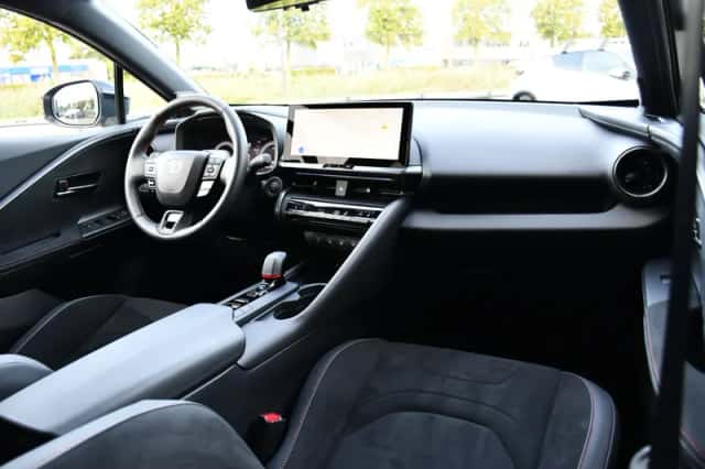 Toyota C-HR (2025) thumbnail 4