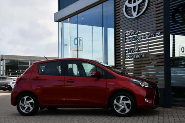 Toyota Yaris (2015) thumbnail 3