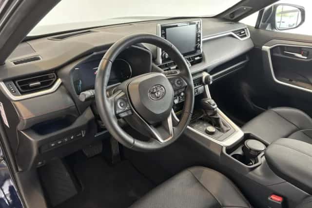 Toyota RAV4 (2022) thumbnail 2