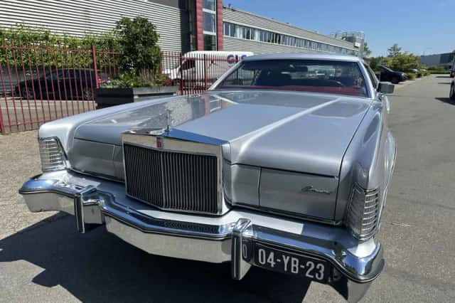 Lincoln Continental (1975) thumbnail 1