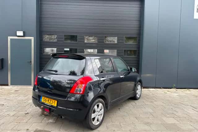 Suzuki Swift (2010) thumbnail 2