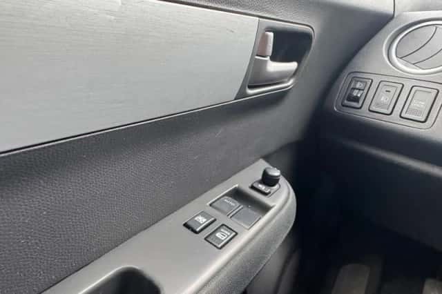 Suzuki Swift (2010) thumbnail 5