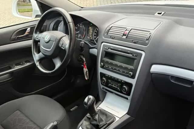 Škoda Octavia (2012) thumbnail 3
