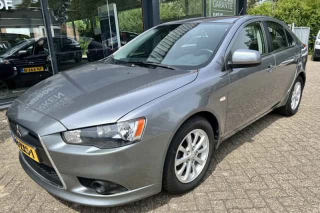 Mitsubishi Lancer (2013) thumbnail 2