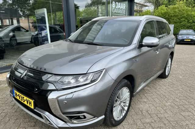 Mitsubishi Outlander (2020) thumbnail 2