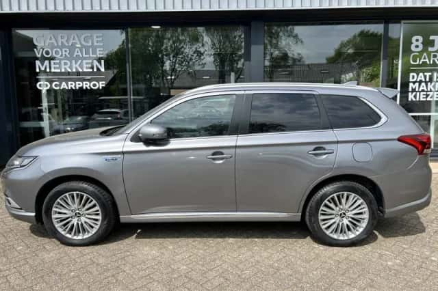 Mitsubishi Outlander (2020) thumbnail 3