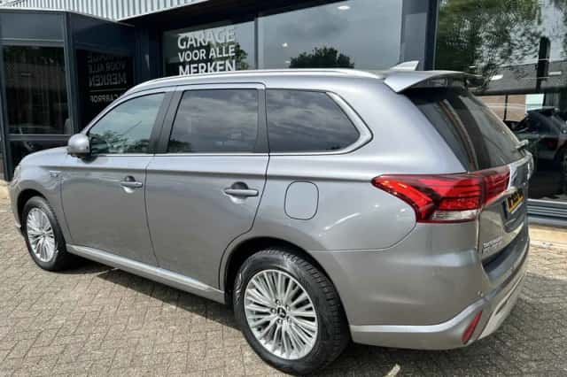 Mitsubishi Outlander (2020) thumbnail 4