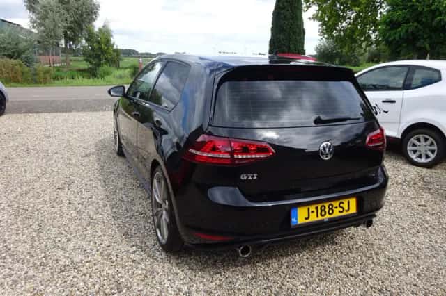 Volkswagen Golf (2017) thumbnail 2