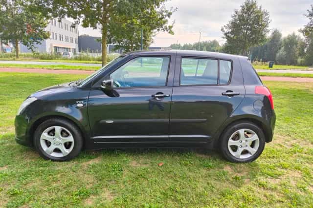 Suzuki Swift (2005) thumbnail 5
