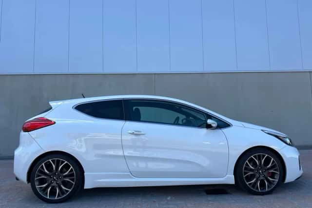 Kia ProCeed (2015) thumbnail 2