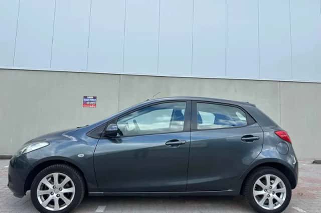 Mazda 2 (2010) thumbnail 2