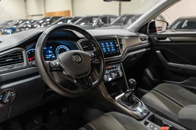 Volkswagen T-Roc (2017) thumbnail 2
