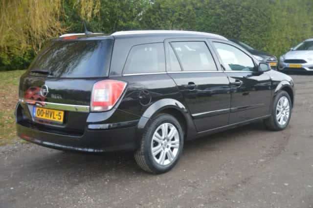 Opel Astra (2009) thumbnail 3