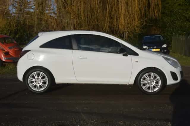 Opel Corsa (2012) thumbnail 3