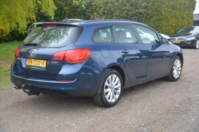 Opel Astra (2012) thumbnail 3
