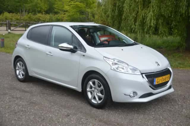 Peugeot 208 (2015) thumbnail 2