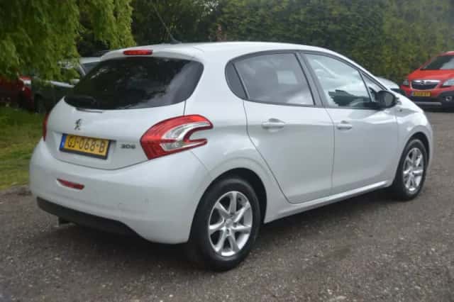 Peugeot 208 (2015) thumbnail 3