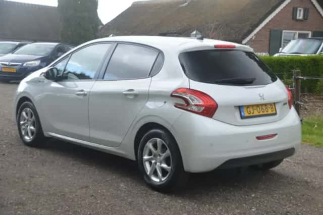 Peugeot 208 (2015) thumbnail 4