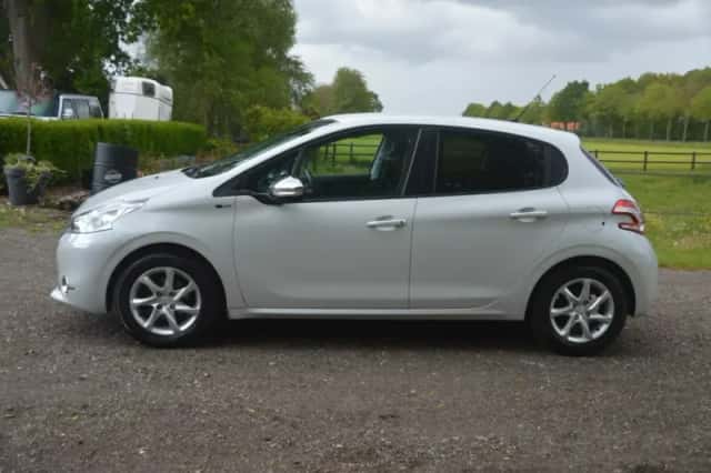 Peugeot 208 (2015) thumbnail 6