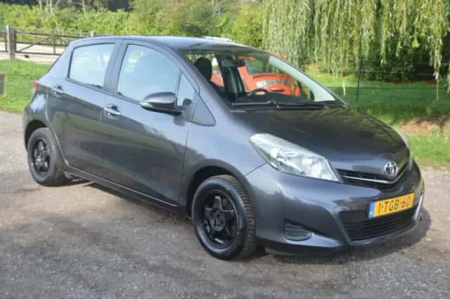 Toyota Yaris (2014) thumbnail 2