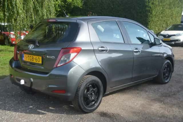 Toyota Yaris (2014) thumbnail 3