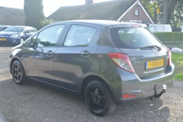 Toyota Yaris (2014) thumbnail 4