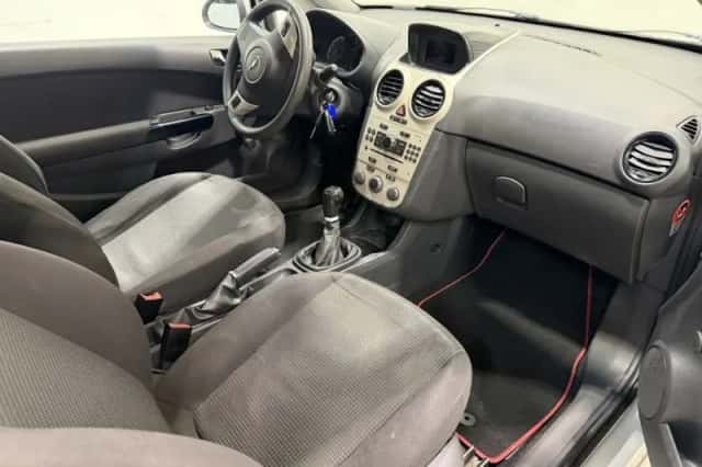 Opel Corsa (2009) thumbnail 3