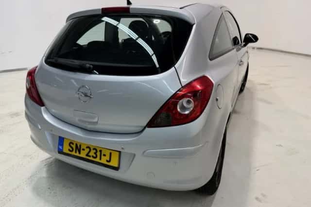 Opel Corsa (2009) thumbnail 4