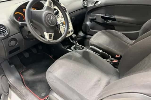 Opel Corsa (2009) thumbnail 6