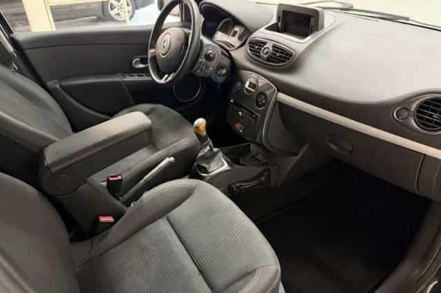 Renault Clio (2011) thumbnail 3