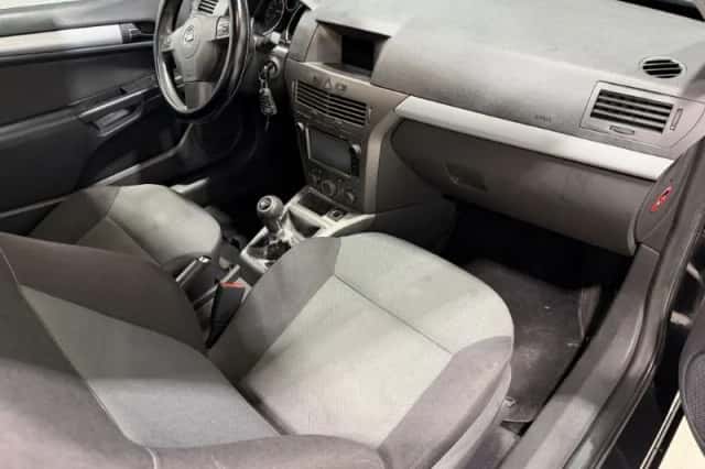 Opel Astra (2006) thumbnail 3