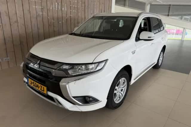 Mitsubishi Outlander (2020) thumbnail 2