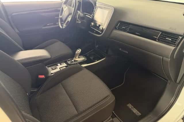 Mitsubishi Outlander (2020) thumbnail 3