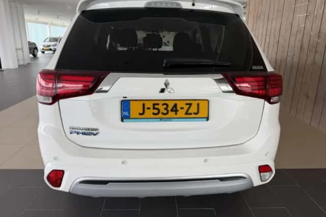 Mitsubishi Outlander (2020) thumbnail 5