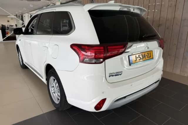 Mitsubishi Outlander (2020) thumbnail 6