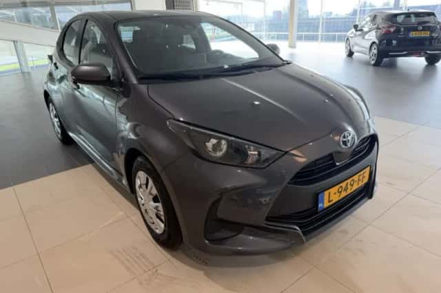 Toyota Yaris (2021) thumbnail 2