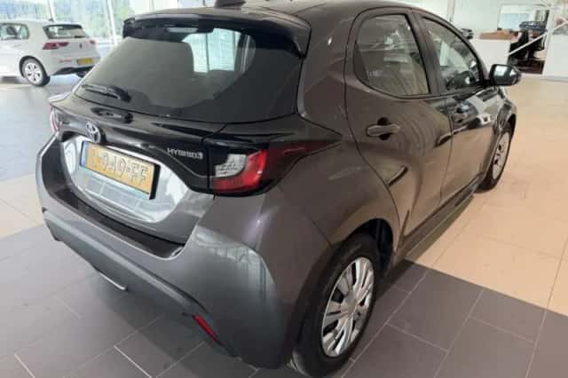 Toyota Yaris (2021) thumbnail 3