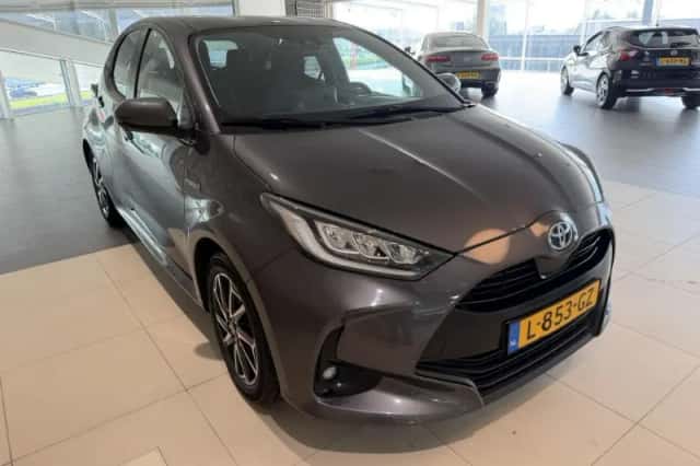 Toyota Yaris (2021) thumbnail 2