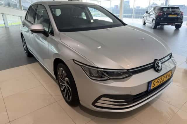 Volkswagen Golf (2023) thumbnail 2