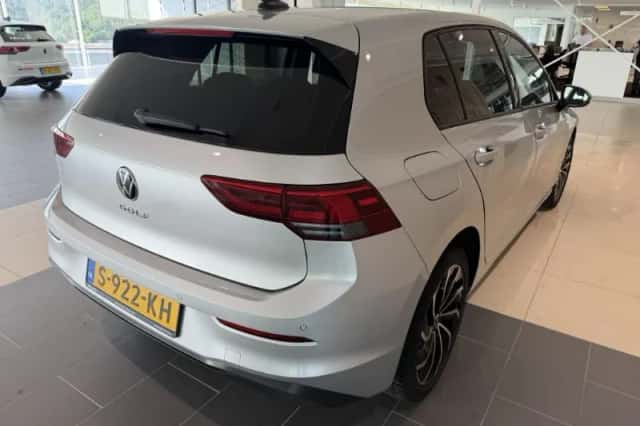 Volkswagen Golf (2023) thumbnail 3