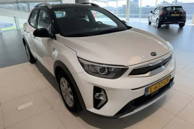 Kia Stonic (2021) thumbnail 2
