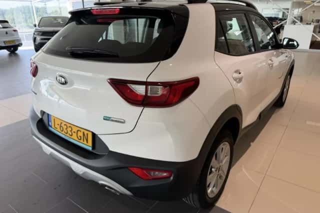 Kia Stonic (2021) thumbnail 3