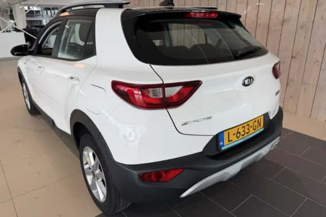 Kia Stonic (2021) thumbnail 4