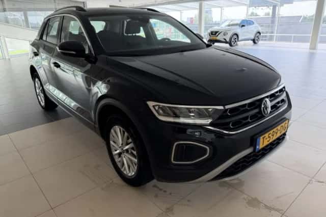 Volkswagen T-Roc (2023) thumbnail 2