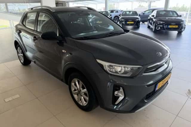 Kia Stonic (2021) thumbnail 2
