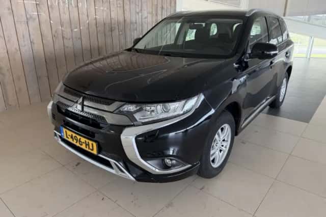 Mitsubishi Outlander (2021) thumbnail 2