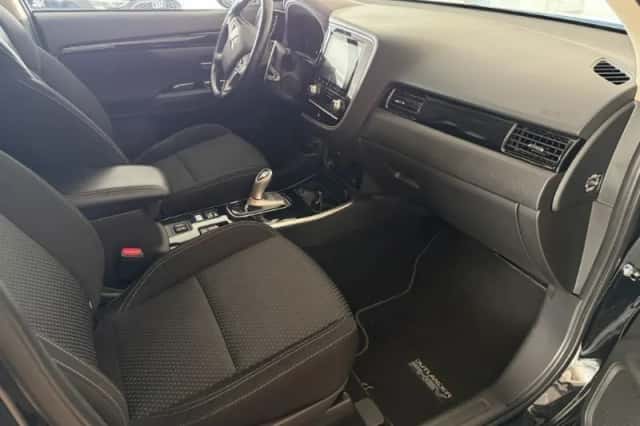 Mitsubishi Outlander (2021) thumbnail 3