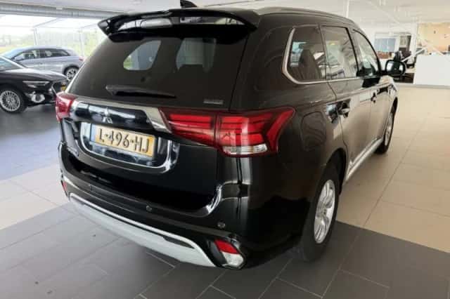 Mitsubishi Outlander (2021) thumbnail 4